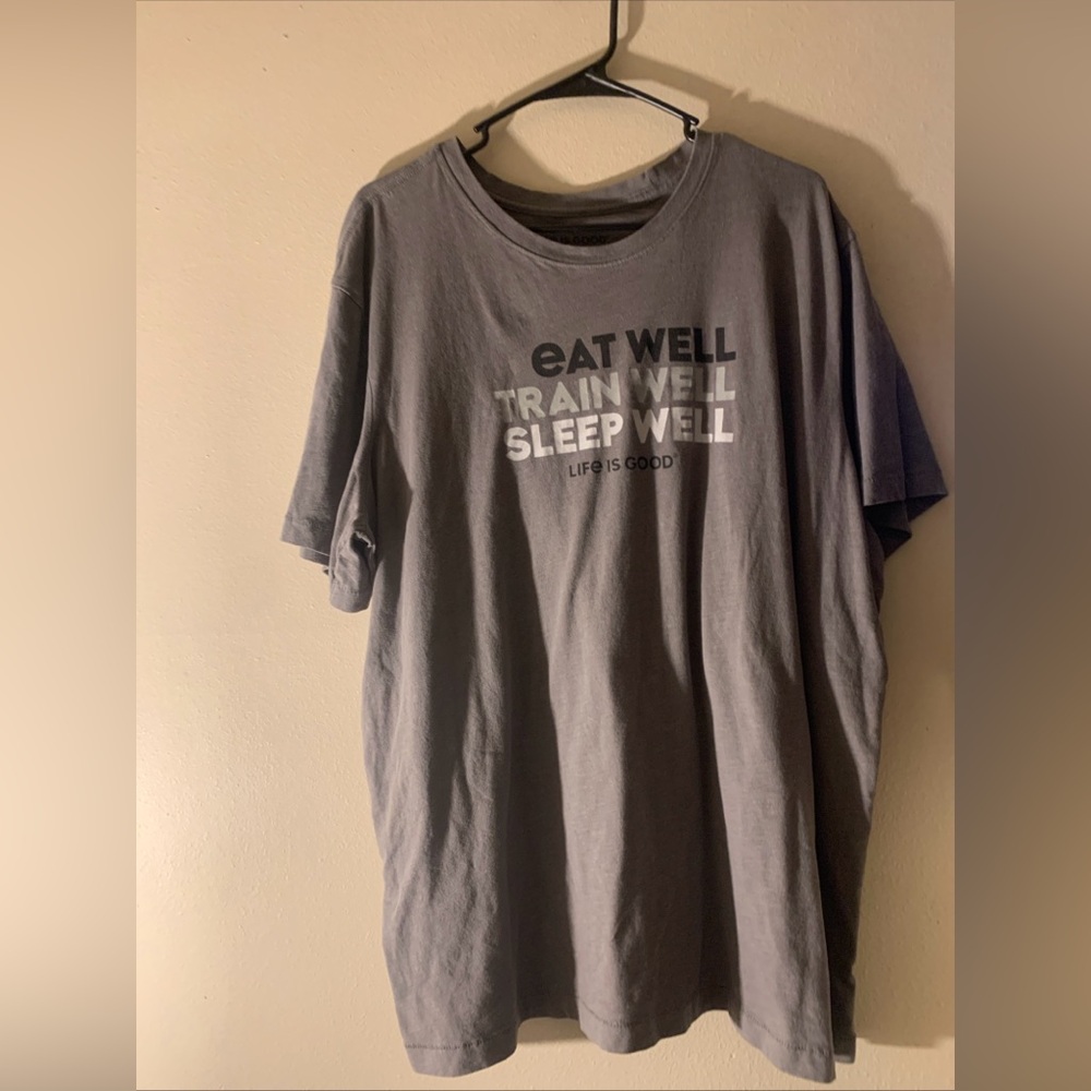 Life Is Good “Eat Well Train Well Sleep Well” Grey Graphic Tshirt Men’s XXL